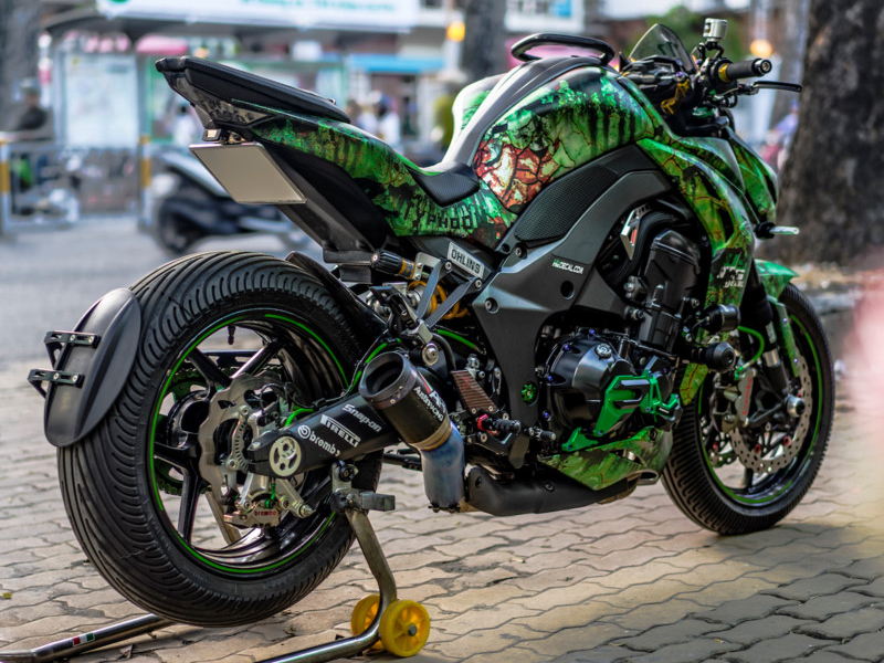 Ngắm Kawasaki Z1000 xanh rêu rỉ sét độc đáo của biker Sài Thành